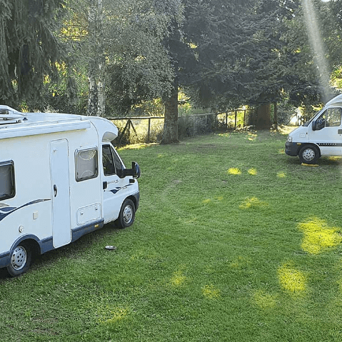 Emplacements camping pour camping-car du camping l’Émeraude du lac, camping nature en Auvergne