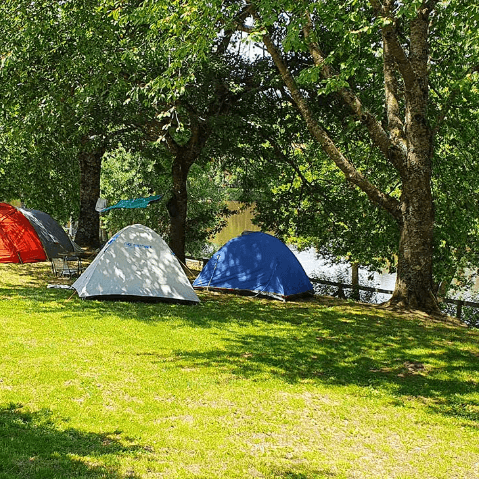 Emplacements camping pour tente du camping l’Émeraude du lac, camping nature en Auvergne