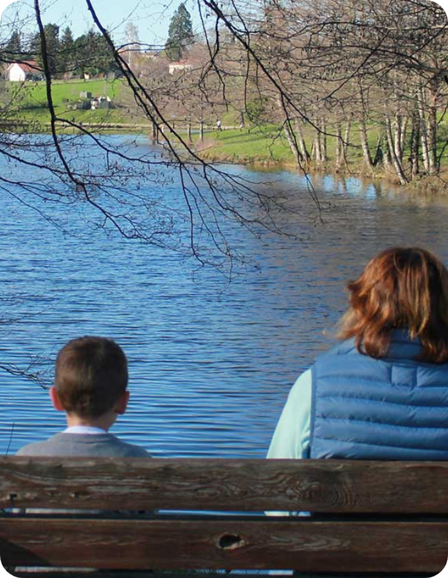 Amoureux de la nature, venez vivre une pause, un séjour ou des vacances dans un décor verdoyant, face au lac de Cunlhat.