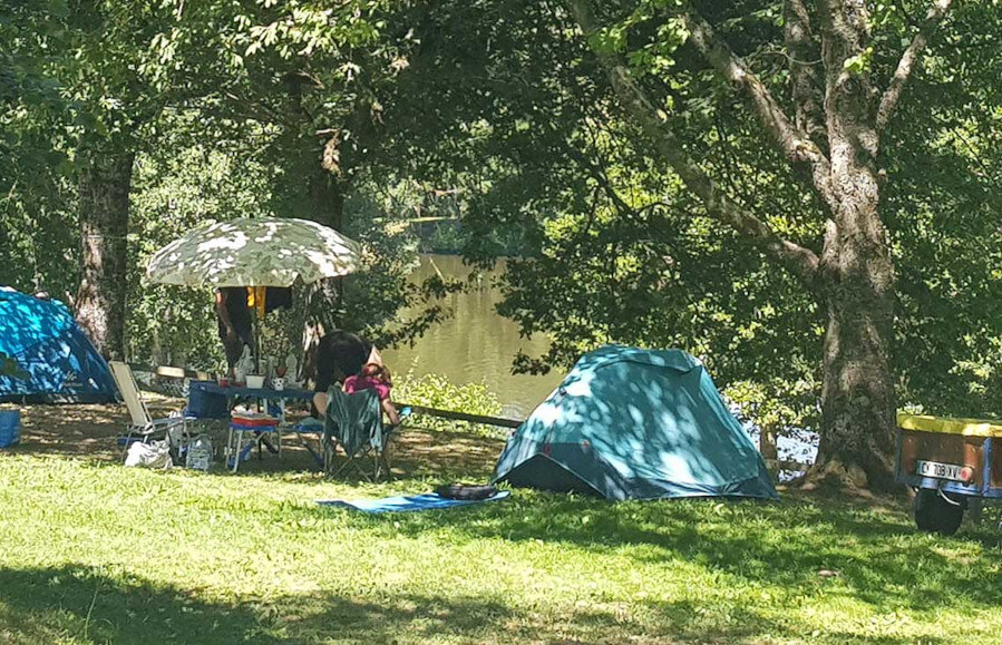 Emplacement camping pour tente au camping l’Émeraude dans le Puy-de-Dôme en Livradois-Forez
