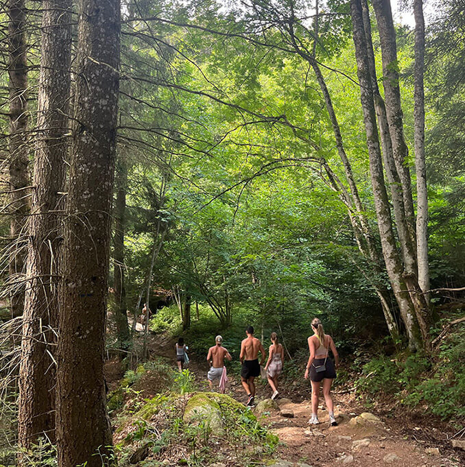 Hiking around L’émeraude du lac campsite in Puy-de-Dôme