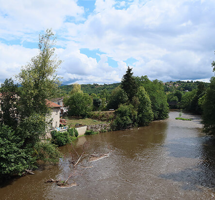 Activities at the lake of Cunlhat, around L’émeraude du lac campsite in Puy-de-Dôme