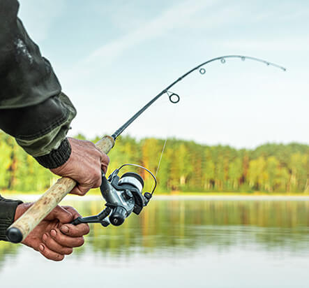 Fishing on the edge of Cunlhat lake, next to L’émeraude du lac campsite & Restaurant, in Livradois-Forez