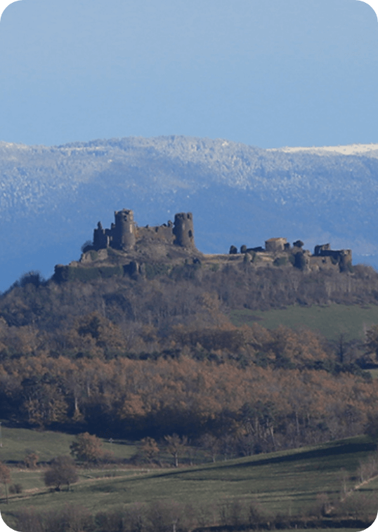 Le Château de Mauzun situé à quelques pas du Camping l’Emeraude du lac