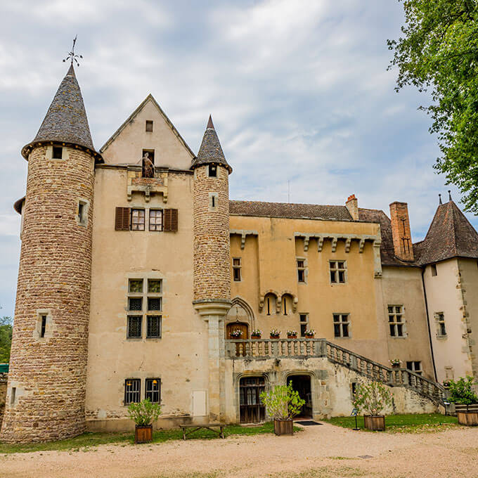 Le château d'Aulteribe à visiter aux alentours du camping l’Emeraude du lac dans le Puy-de-Dôme