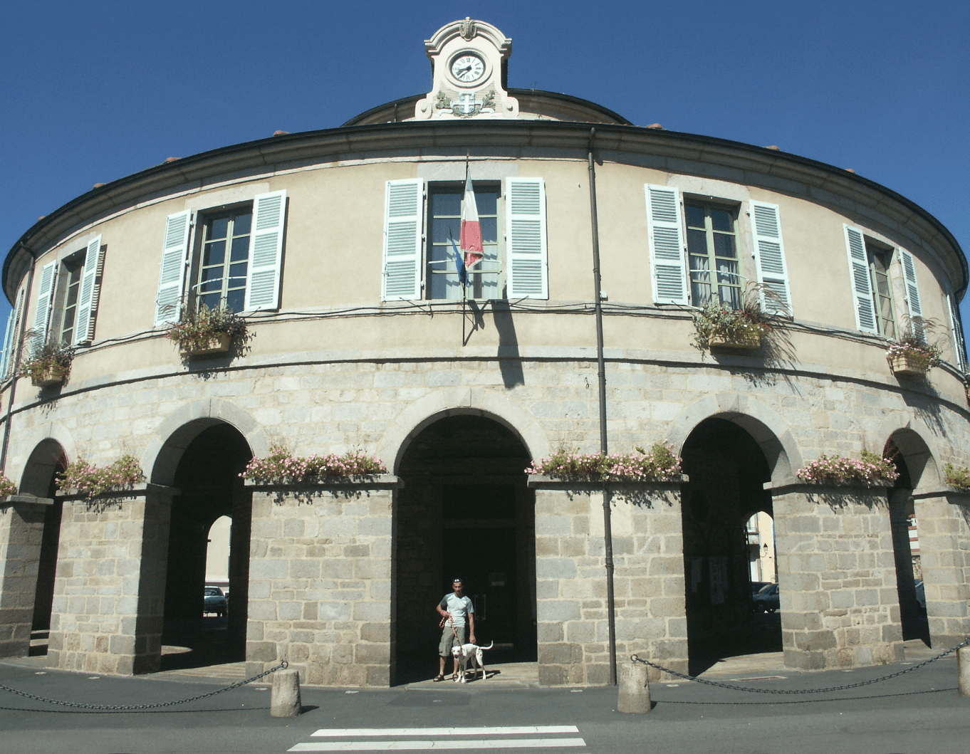 Ambert, ville de tourisme : la mairie ronde