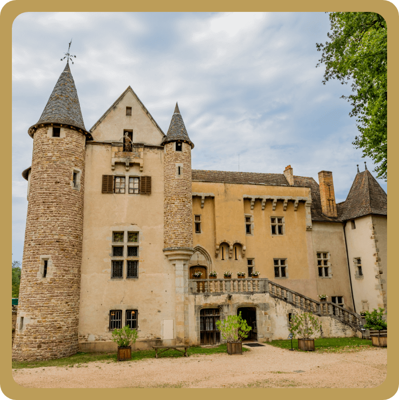 Le château d'Aulteribe à visiter aux alentours du camping l’Emeraude du lac dans le Puy-de-Dôme