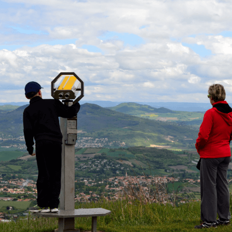 Les hauteurs de Saint-Bonnet-les-Oules, aux alentours du camping l’Emeraude du lac dans le Puy-de-Dôme