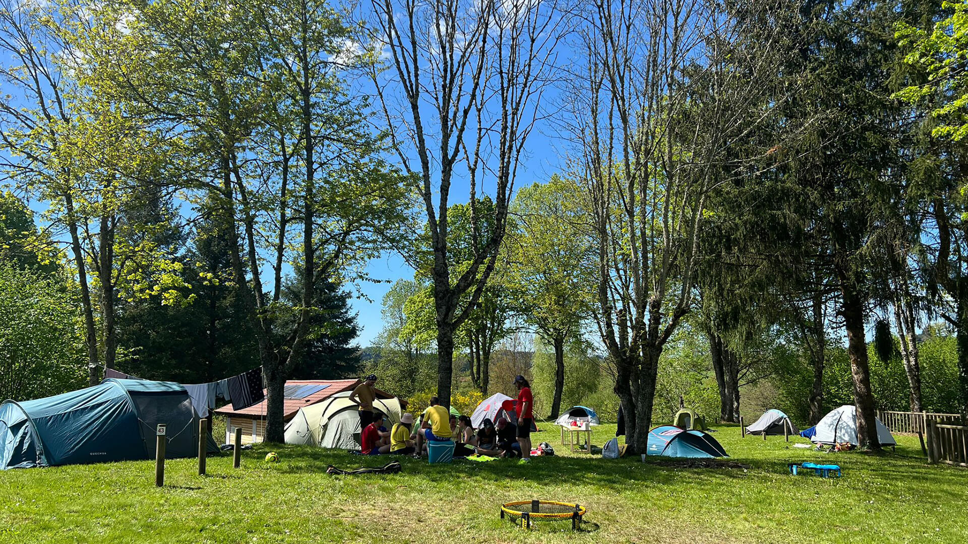 Emplacements de Camping dans le Puy-de-Dôme au bord du Lac de Cunlhat en Auvergne
