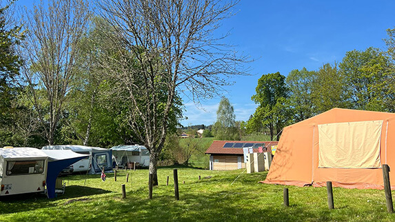 Enfants au bord du plan d’eau de Cunlhat