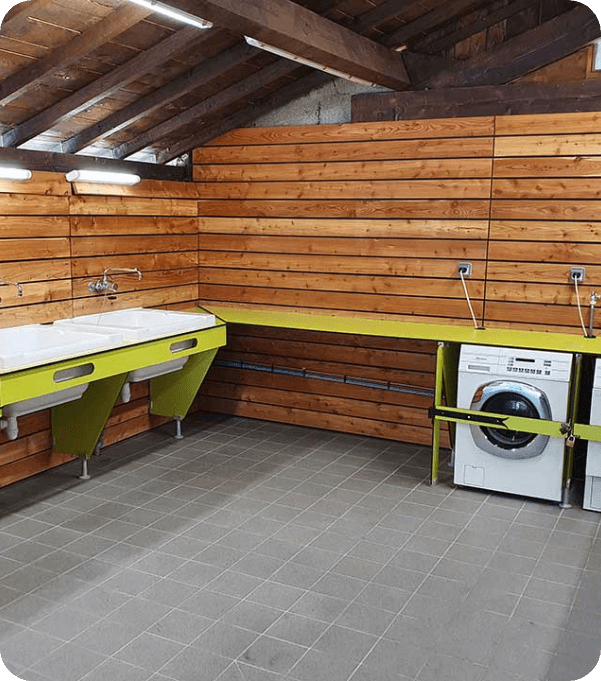 Sanitaire avec lave-linge situés à proximité des emplacements camping du camping restaurant l’Émeraude du lac, camping dans le Livradois-Forez 