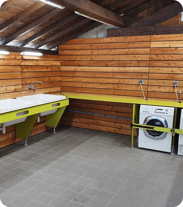 Sanitaire avec lave-linge situés à proximité des emplacements camping du camping l’Émeraude du lac, camping dans le Livradois-Forez 
