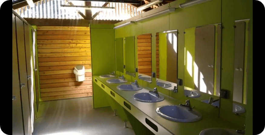 Les sanitaires situés à proximité des emplacements camping du camping l’Émeraude du lac, camping en Auvergne