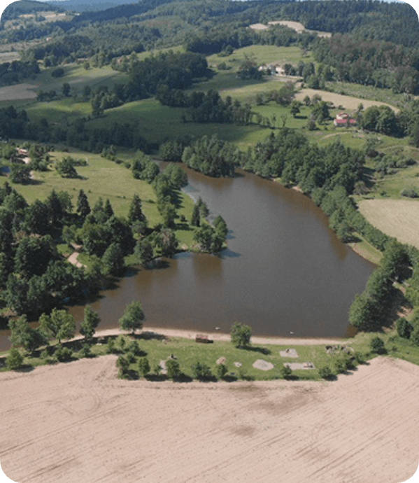 Vue aérienne des Emplacements camping dans le Puy-de-Dôme, au bord du Lac de Cunlhat en Auvergne