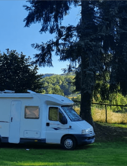 Emplacements de camping au Puy-de-Dôme au bord du Lac de Cunlhat en Auvergne