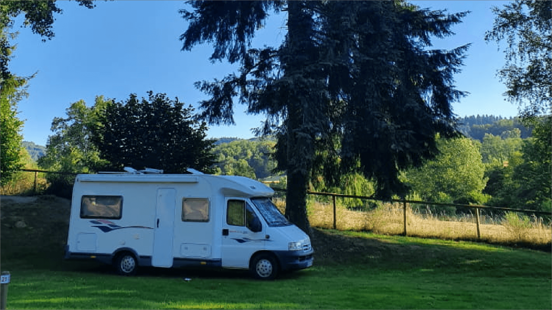 Emplacements de Camping dans le Puy-de-Dôme au bord du Lac de Cunlhat en Auvergne