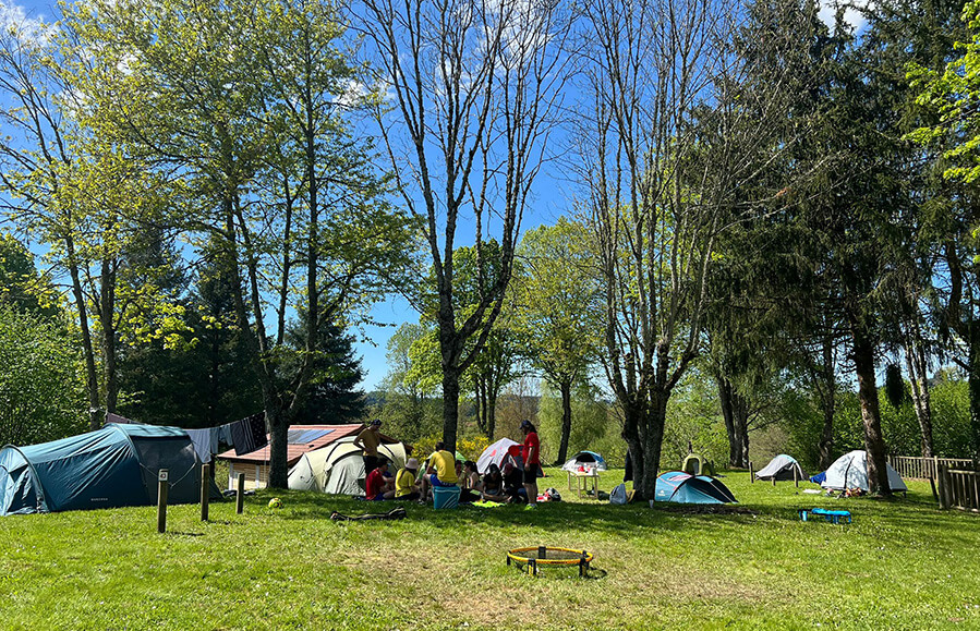 Emplacement camping pour tente au camping restaurant l’Émeraude dans le Puy-de-Dôme en Livradois-Forez