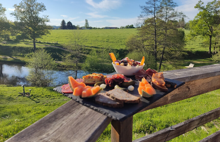 Le Restaurant Bar du camping domine le magnifique plan d’eau du Lac de Cunlhat