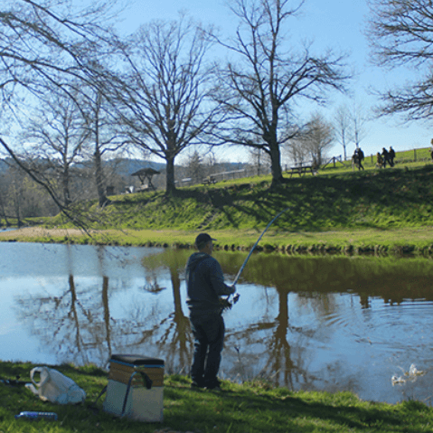 Pêche au lac de Cunlhat en Auvergne, au camping l’Emeraude du lac, camping nature dans le Puy-de-Dôme