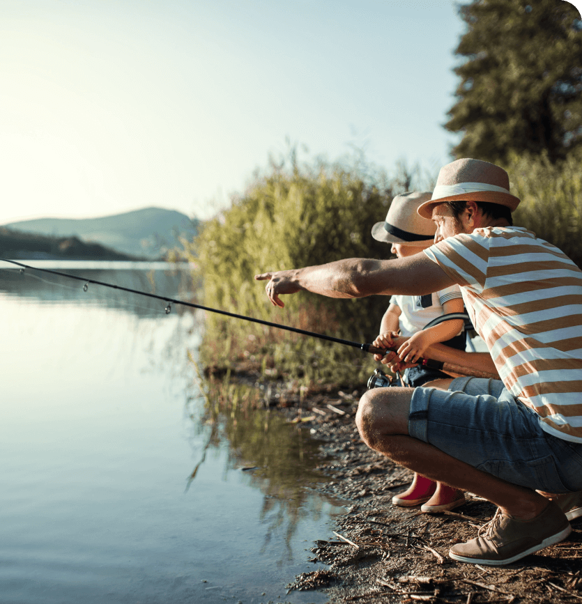 Pêche en famille au lac de Cunlhat en Auvergne, lors de votre séjour au camping l’Emeraude du lac dans le Puy-de-Dôme