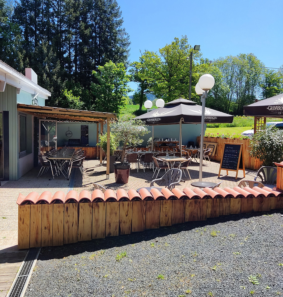 Terrasse du restaurant au bord du lac de Cunlhat du camping nature en Auvergne l’Emeraude du lac