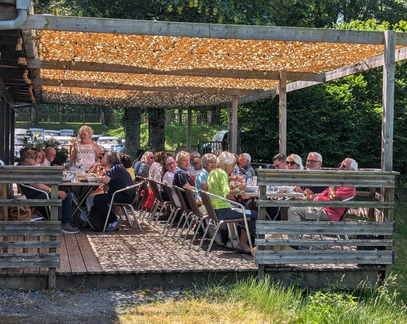Service restauration en terrasse face au lac de Cunlhat