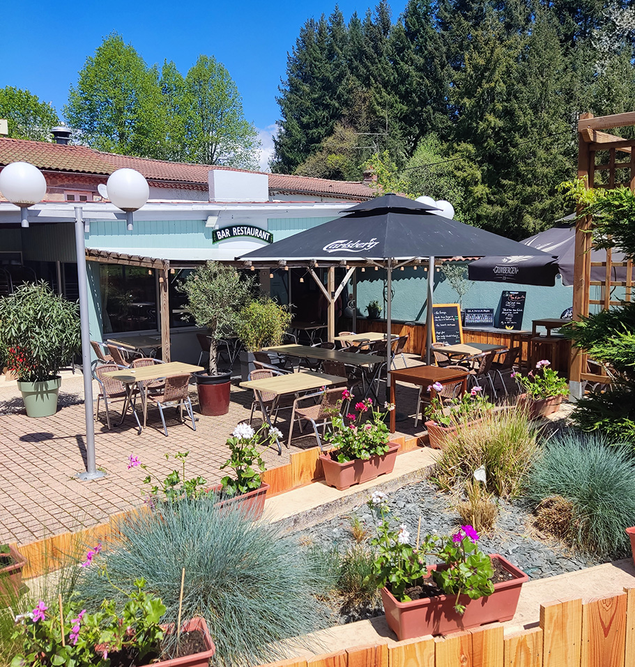 L’entrée du restaurant au bord du lac de Cunlhat du camping dans le Puy-de-Dôme l’Emeraude du lac