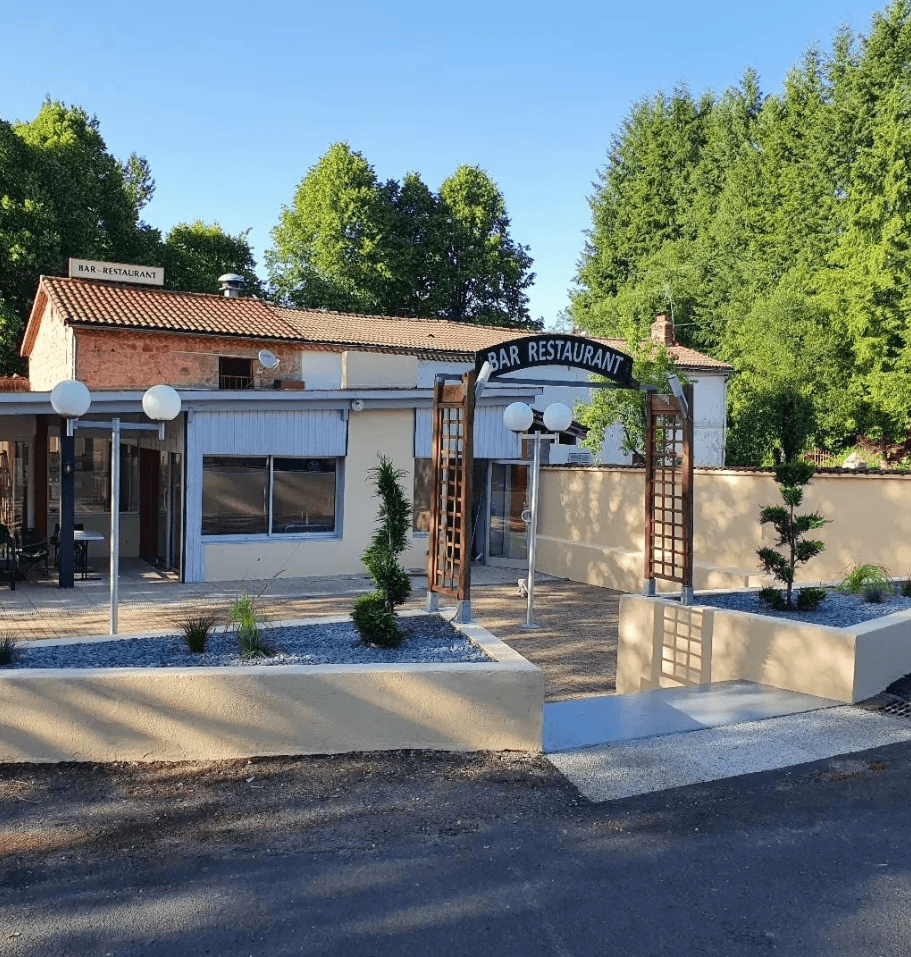 L’entrée du restaurant au bord du lac de Cunlhat du camping dans le Puy-de-Dôme l’Emeraude du lac