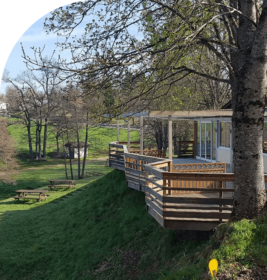 Terrasse du restaurant au bord du lac de Cunlhat du camping nature en Auvergne l’Emeraude du lac