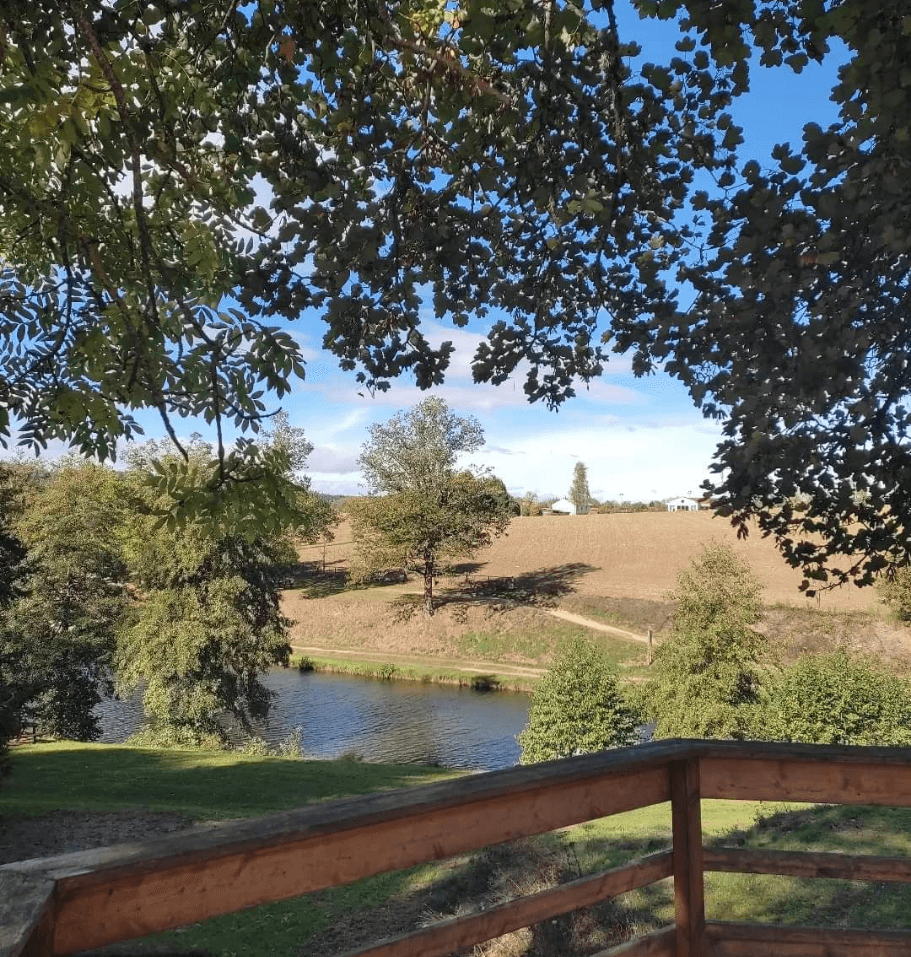 Vue du lac de Cunlhat, depuis la terrasse du restaurant du camping l’Emeraude du lac en Auvergne