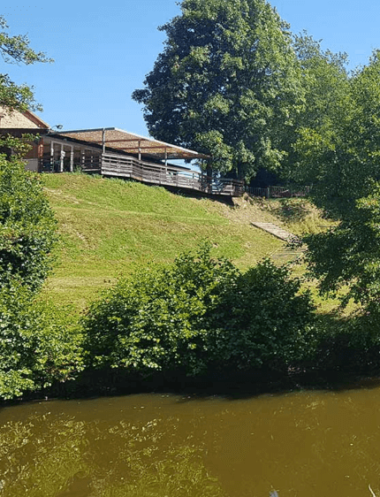 Restaurant au bord du lac de Cunlhat dans le Puy-de-Dôme